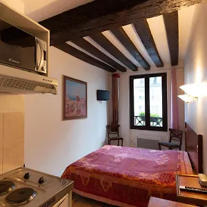 De Bourgogne 3*, Paris France